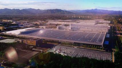 全新EQE開啟奔馳電動新紀元，百年豪華品牌如何突破科技次元壁？